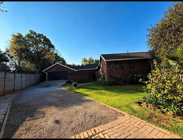 4 BEDROOM HOUSE FOR SALE IN VAN RIEBEECK PARK
